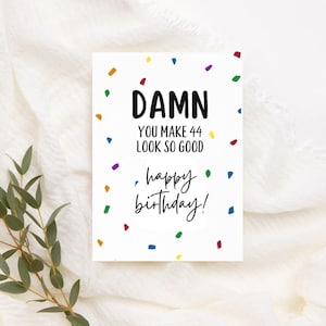 Tarjeta de cumpleaños número 44 imprimible / Descarga instantánea / Tarjeta de cumpleaños divertida / Maldita sea, haces que 44 se vean tan bien / Tarjeta divertida para ella