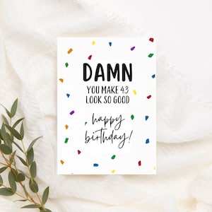 Tarjeta de cumpleaños número 43 imprimible / Descarga instantánea / Tarjeta de cumpleaños divertida / Maldita sea, haces que 43 se vean tan bien / Tarjeta divertida para ella