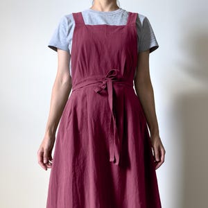 ポケット付きクロスバックエプロン：日本製エプロン、ウォッシュドコットン、ダークオリーブベージュ、マルベリーレッド