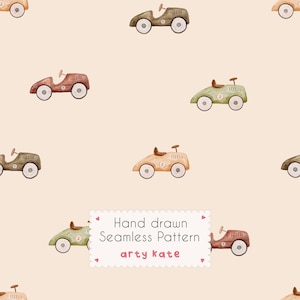 Pode incluir: Padrão sem costura com ilustrações em aquarela de carros de corrida de brinquedo vintage em várias cores, incluindo marrom, verde e bege. Cada carro tem rodas brancas e um pequeno assento. O fundo é de cor pêssego claro. O texto "Hand drawn Seamless Pattern arty kate".