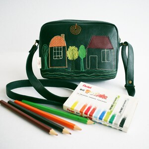 Grüne Umhängetasche mit Häusern Design Kunsttasche Kleine Umhängetasche