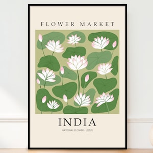 Può includere: Un poster con sfondo verde e fiori di loto bianchi. Il poster ha il testo "FLOWER MARKET" in alto e "INDIA" in basso. Il testo "NATIONAL FLOWER - LOTUS" è sotto la parola "INDIA".