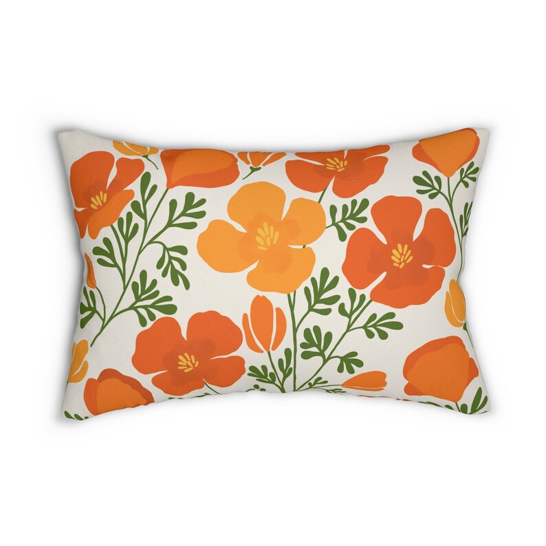 Pu&ograve; includere: Cuscino rettangolare decorativo con motivo floreale. Il design presenta papaveri arancioni e gialli con steli e foglie verdi su sfondo crema. Un articolo per l'arredamento della casa.
