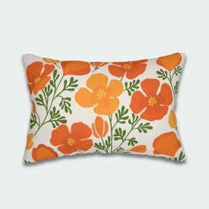 Pu&ograve; includere: Cuscino rettangolare decorativo con un motivo floreale di papaveri arancioni e gialli e foglie verdi su sfondo crema. Il cuscino &egrave; progettato per l'arredamento della casa.