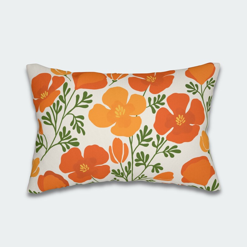 Pu&ograve; includere: Cuscino rettangolare decorativo con un motivo floreale di papaveri arancioni e gialli e foglie verdi su sfondo crema. Il cuscino &egrave; progettato per l'arredamento della casa.