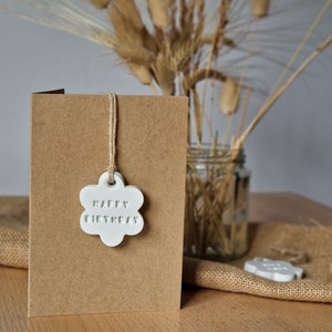 Tarjeta de arcilla personalizada "Feliz Cumpleaños". Interior en blanco de cartón kraft. Personaliza tu tarjeta de arcilla para colocarla en la tarjeta.