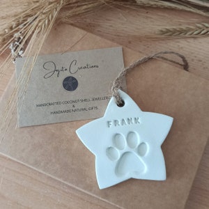 Decoração de pendurar personalizada com impressão de patinha em argila branca. Meu Cachorro, Meu Dia dos Namorados. Presente de Dia das Mães para uma mãe de cachorro especial. Impressão de patinha personalizada.