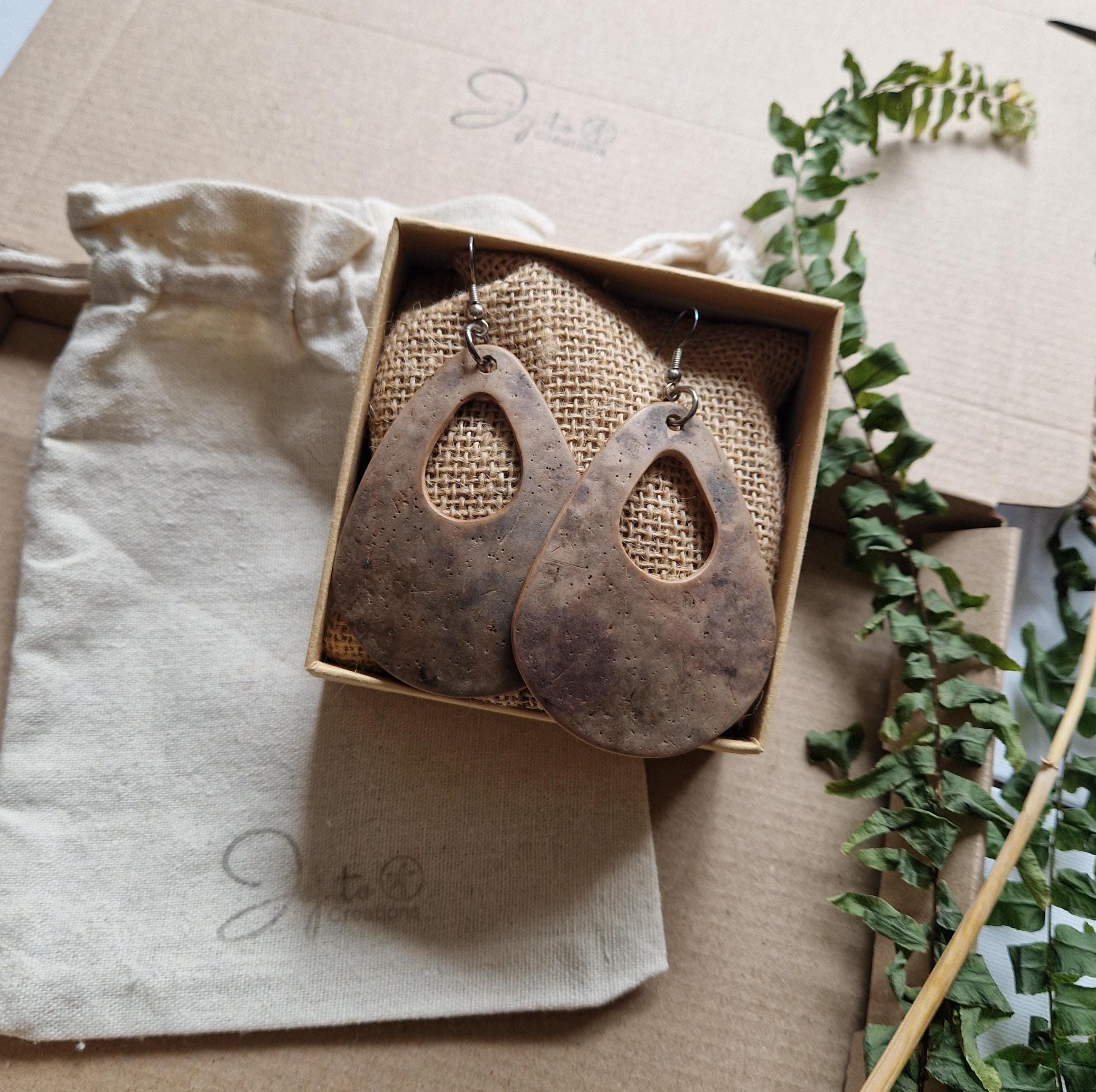 Collana Con Cenerentola + Orecchini Pendenti Con Zucca E Castello E Collana Con Alice Orecchini Pendenti Con Tazza E Biscotto