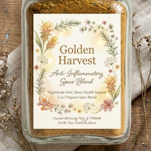以下が含まれることがあります： 金色のスパイスブレンドが入ったガラス瓶。ラベルには「Golden Harvest Anti-Inflammatory Spice Blend」と書かれています。ラベルには花のイラストとテキストが印刷されています。瓶には57グラムのオーガニック・スパイスブレンドが入っています。