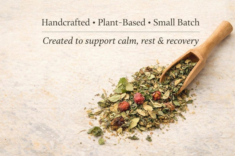 Pu&ograve; includere: Un cucchiaio di legno pieno di un mix di erbe e fiori secchi, tra cui bacche rosse e foglie verdi, &egrave; appoggiato su una superficie chiara. Il testo recita: Handcrafted, Plant-Based, Small Batch. Created to support calm, rest & recovery.