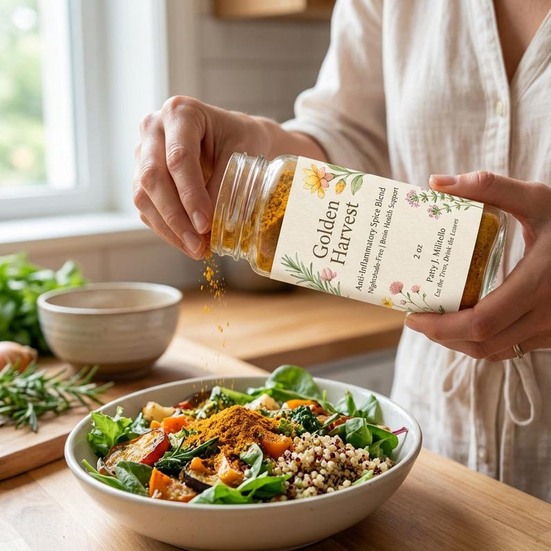 以下が含まれることがあります： 「Golden Harvest」と書かれたガラス瓶から、黄色いスパイスブレンドがサラダにかけられています。白いボウルに入ったサラダには、さまざまな野菜と穀物が含まれています。瓶のラベルには「Anti-Inflammatory Spice Blend」とも書かれています。