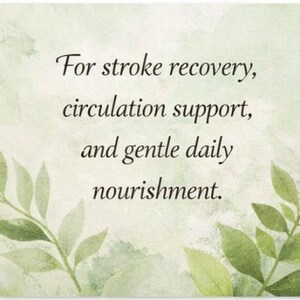 Pu&ograve; includere: Biglietto quadrato con sfondo acquerello nei toni del verde e del bianco. Il testo recita: "Per il recupero dall'ictus, supporto circolatorio e nutrimento quotidiano delicato". Rami verdi e frondosi incorniciano il testo.