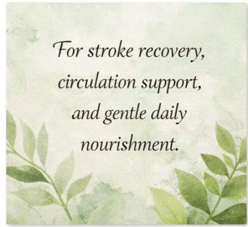 Pu&ograve; includere: Biglietto quadrato con sfondo acquerello nei toni del verde e del bianco. Il testo recita: "Per il recupero dall'ictus, supporto circolatorio e nutrimento quotidiano delicato". Rami verdi e frondosi incorniciano il testo.