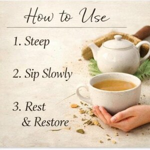 Pu&ograve; includere: Una teiera e una tazza in ceramica bianca piene di t&egrave;, con il testo "How to Use" e le istruzioni: "Steep", "Sip Slowly" e "Rest & Restore". L'immagine ha una palette di colori neutri e caldi.