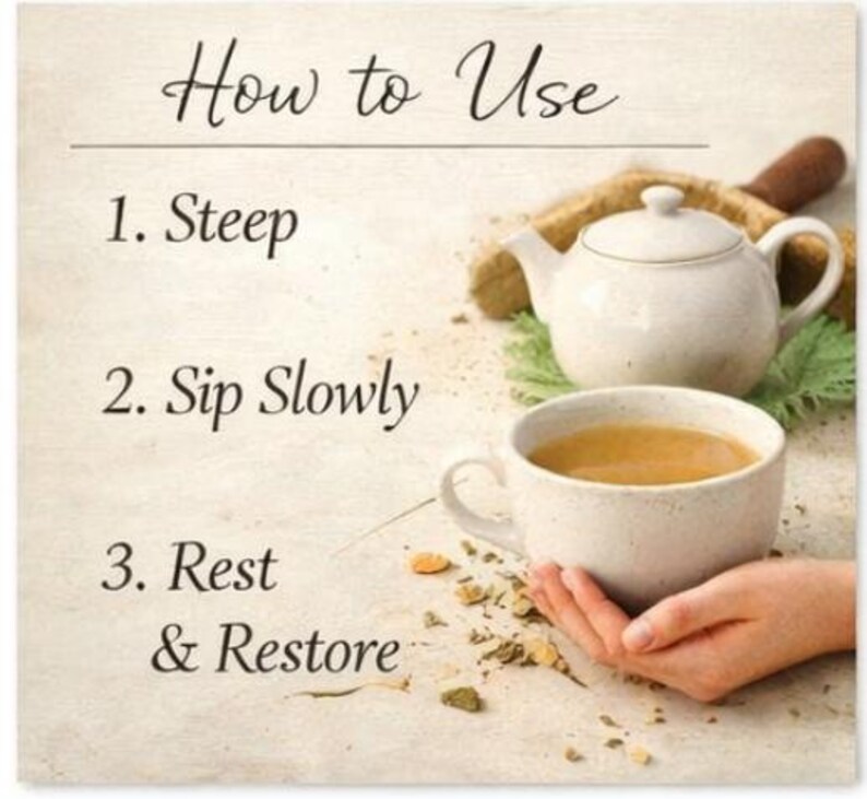 Pu&ograve; includere: Una teiera e una tazza in ceramica bianca piene di t&egrave;, con il testo "How to Use" e le istruzioni: "Steep", "Sip Slowly" e "Rest & Restore". L'immagine ha una palette di colori neutri e caldi.