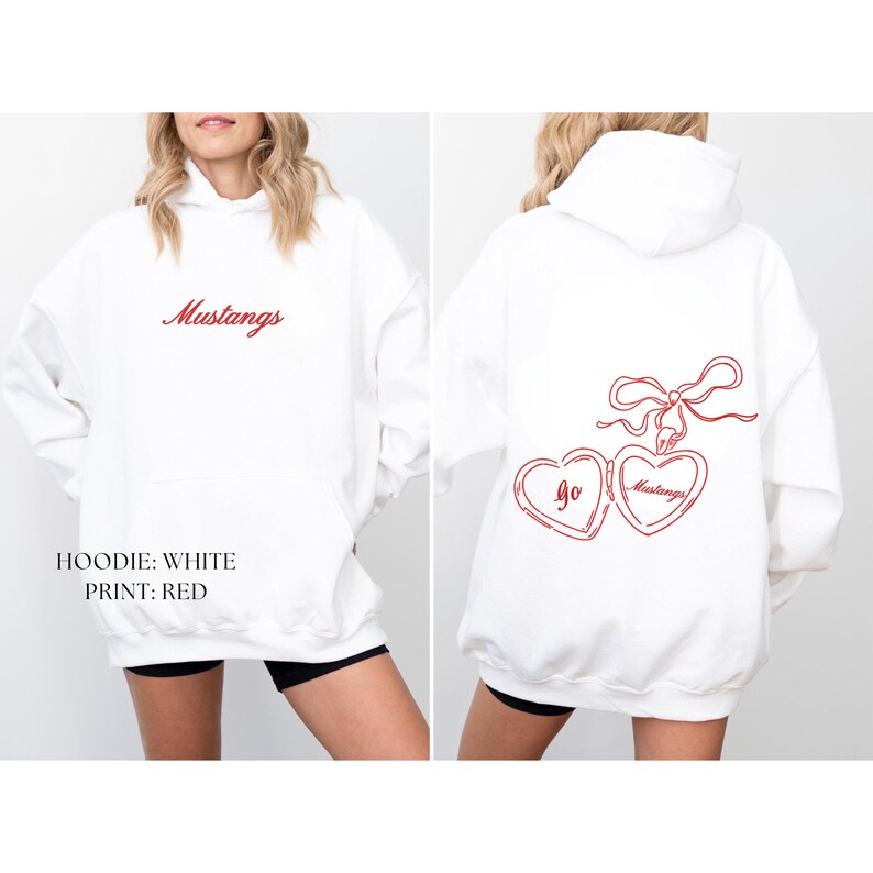 Puede incluir: Sudadera blanca con texto rojo "Mustangs" en la parte delantera. La parte trasera presenta un dise&ntilde;o de medall&oacute;n en forma de coraz&oacute;n rojo con "Go Mustangs". La sudadera con capucha tiene una capucha y un bolsillo delantero.
