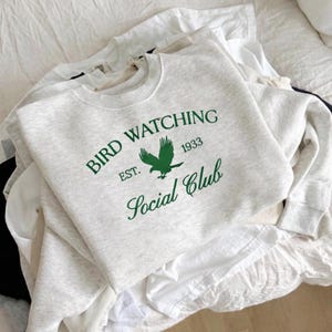 Felpa ricamata Bird Watching Social Club: girocollo con ricamo dell'aquila della squadra di football di Philadelphia