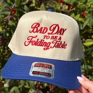 Boné bordado "Dia ruim para ser uma mesa dobrável" | Boné de beisebol engraçado de futebol americano de Buffalo