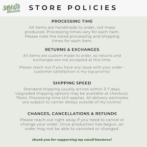 Puede incluir: Un fondo verde claro muestra las pol&iacute;ticas de la tienda. El texto incluye informaci&oacute;n sobre el tiempo de procesamiento, devoluciones y cambios, la velocidad de env&iacute;o y cambios, cancelaciones y reembolsos. Tambi&eacute;n incluye un mensaje de agradecimiento.