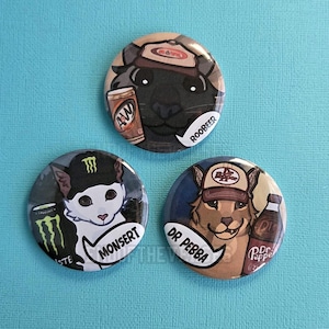Puede incluir: Tres chapas circulares con animales de dibujos animados y marcas de refrescos. Una muestra un gato negro con gorra A&W y bebida, etiquetado ROOBEER. Otra muestra un gato blanco con gorra Monster, etiquetado MONSERT. La tercera muestra un gato marrón con gorra Dr Pepper y botella, etiquetado DR PEBBA.