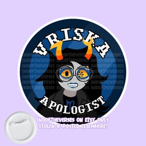 Puede incluir: Un botón circular con alfiler que muestra un personaje de dibujos animados con cabello negro, cuernos naranjas y gafas. El personaje tiene ojos amarillos, uno con un patrón de puntos negros, y lápiz labial azul. El texto dice VRISKA APOLOGIST.