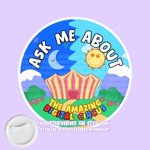 Pode incluir: Um broche redondo com uma ilustração colorida de uma tenda de circo sob um céu com sol e lua. O texto diz ASK ME ABOUT THE AMAZING DIGITAL CIRCUS. O design inclui árvores verdes, nuvens brancas e estrelas azuis num fundo dividido.