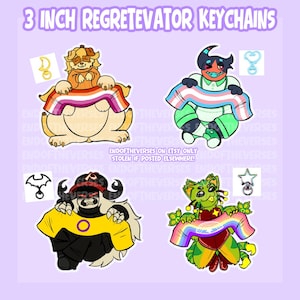 Puede incluir: Cuatro llaveros Regretevator de 3 pulgadas con personajes ilustrados sosteniendo banderas del orgullo. Los personajes incluyen una figura beige parecida a un perro, una criatura verde azulada, una figura con camisa amarilla y un gato verde con cierres.