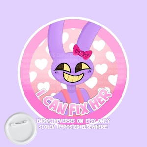 Pode incluir: Um broche circular com um coelho roxo com um laço rosa, sorrindo com os olhos fechados. O fundo é um círculo rosa com corações brancos. O texto diz I CAN FIX HER em letras brancas com um contorno rosa.
