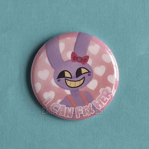 Puede incluir: Un botón circular con alfiler que muestra un conejo de dibujos animados de color morado con un lazo rojo en la cabeza, sobre un fondo rosa con corazones blancos. El texto "I CAN FIX HER" está impreso en letras blancas en el borde inferior.