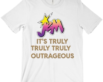 Puede incluir: Camiseta blanca con un logotipo "Jem" rosa, amarillo y morado y el texto "It's Truly Truly Truly Outrageous" en una fuente de estampado de leopardo.