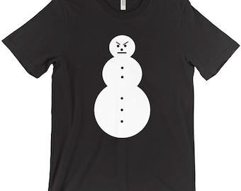 Puede incluir: Camiseta negra con un gráfico de muñeco de nieve blanco. El muñeco de nieve tiene una cara fruncida y tres círculos para un cuerpo.