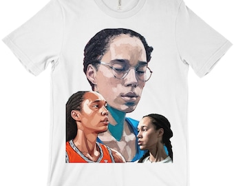 Puede incluir: Una camiseta blanca con un diseño gráfico que presenta a tres mujeres. Las mujeres llevan todas atuendos diferentes y tienen diferentes peinados. El gráfico está en un estilo colorido y abstracto.
