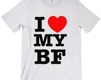 Puede incluir: Camiseta blanca con texto negro que dice "I love my BF" con un corazón rojo entre las palabras "I" y "love".