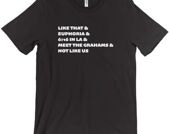 Puede incluir: Camiseta negra con texto blanco que dice "LIKE THAT & EUPHORIA & 6:16 IN LA & MEET THE GRAHAMS & NOT LIKE US"