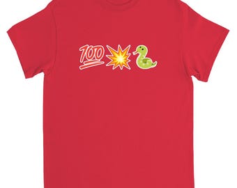 Puede incluir: Una camiseta roja con los emojis: 100, una explosión estelar y una serpiente verde. El gráfico está impreso en blanco y verde. La camiseta está hecha de un material suave.
