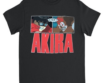 Puede incluir: Camiseta negra con un gráfico rojo y blanco de dos personajes del anime Akira. El texto "AKIRA" está en letras rojas grandes debajo del gráfico. Los personajes dicen "キヤああっ!" en japonés.