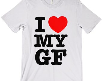 Puede incluir: Camiseta blanca con texto negro que dice "I love my GF" con un corazón rojo entre las palabras "love" y "my".