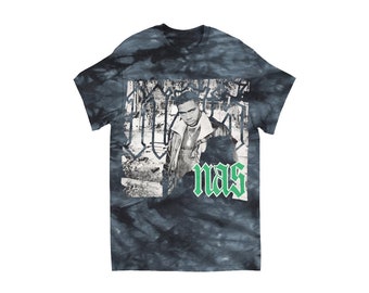 Puede incluir: Camiseta de color negro y blanco con efecto tie-dye con una foto en blanco y negro de un hombre con una chaqueta y una cadena. La foto está rodeada de un marco negro con la palabra "nas" en letras verdes.