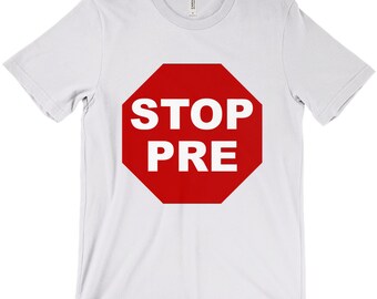 Puede incluir: Camiseta blanca con un gráfico de señal de stop roja que dice "STOP PRE" en texto blanco.