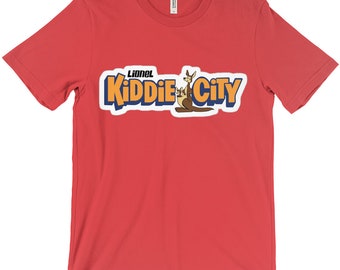Puede incluir: Camiseta roja con un logotipo "Lionel Kiddie City" blanco y azul con un canguro de dibujos animados.