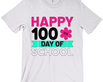 Puede incluir: Camiseta blanca con el texto "Happy 100th Day of School" en rosa, negro y turquesa.