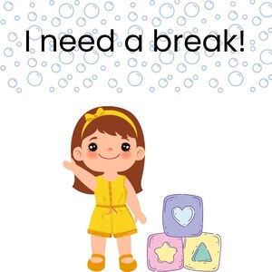 Peut inclure: Une illustration de dessin animé représentant un enfant aux cheveux bruns avec un bandeau jaune, portant une barboteuse jaune, debout à côté de trois blocs carrés avec des formes de cœur, d'étoile et de triangle. Le texte I need a break! est au-dessus.