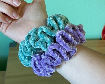 Scrunchie in velluto all'uncinetto