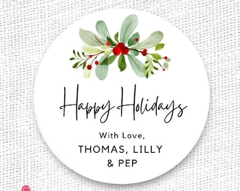 Könnte beinhalten: Ein weißer runder Aufkleber mit dem Text "Happy Holidays" in schwarzer Schrift. Der Aufkleber ist mit einem Aquarelldesign aus grünen Blättern und roten Beeren verziert. Der Text "With Love, THOMAS, LILLY & PEP" ist ebenfalls enthalten.