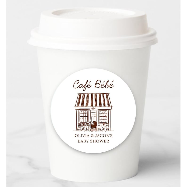Puede incluir: Una taza de caf&eacute; de papel blanco con tapa blanca. Una pegatina redonda en la taza presenta una ilustraci&oacute;n marr&oacute;n de un caf&eacute; con el texto "Caf&eacute; B&eacute;b&eacute;" y "OLIVIA & JACOB'S BABY SHOWER".