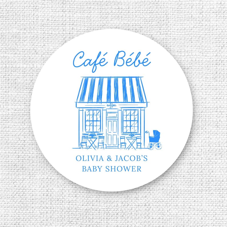 Puede incluir: Una pegatina redonda y blanca con una ilustraci&oacute;n azul de un caf&eacute;, un cochecito de beb&eacute; y el texto "Caf&eacute; B&eacute;b&eacute;" y "OLIVIA & JACOB'S BABY SHOWER". El caf&eacute; tiene un toldo a rayas y mesas y sillas peque&ntilde;as.