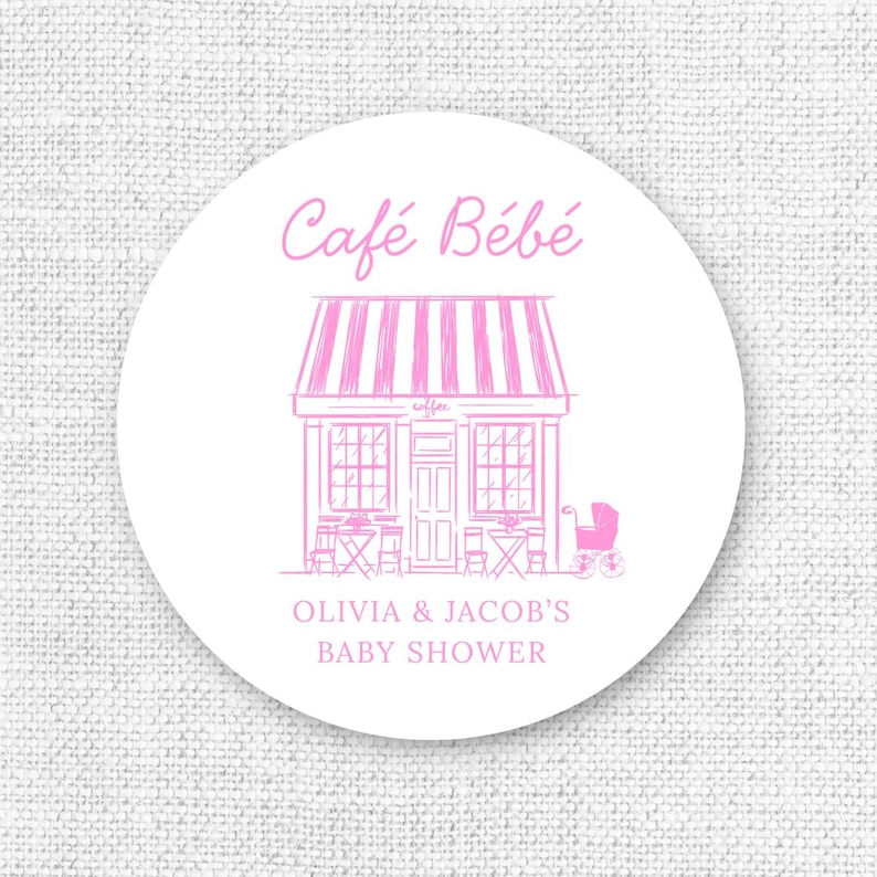 Puede incluir: Una pegatina circular blanca con texto e ilustraciones rosas. El texto "Caf&eacute; B&eacute;b&eacute;" est&aacute; encima de un dibujo de un caf&eacute; con un toldo a rayas. Debajo est&aacute; el texto "OLIVIA & JACOB'S BABY SHOWER".