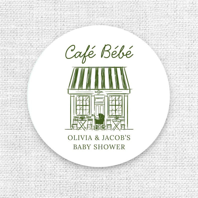 Puede incluir: Una pegatina circular blanca con una ilustraci&oacute;n verde de un caf&eacute;, un toldo y texto. El texto dice "Caf&eacute; B&eacute;b&eacute;" encima de la ilustraci&oacute;n del caf&eacute; y "OLIVIA & JACOB'S BABY SHOWER" debajo.