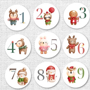 Puede incluir: Nueve pegatinas redondas blancas con ilustraciones navideñas y números del 1 al 9. Cada pegatina presenta un animal diferente, como un reno, un perezoso, un hombre de jengibre y un muñeco de nieve, con accesorios festivos y números correspondientes.
