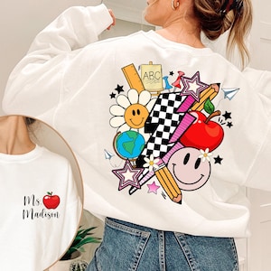 Sweat-shirt personnalisé pour enseignant(e), Sweat-shirt personnalisé avec le nom de l'enseignant(e), Sweat-shirt rétro pour enseignant(e), Cadeau de remerciement pour enseignant(e) - Col rond - Mme Mlle